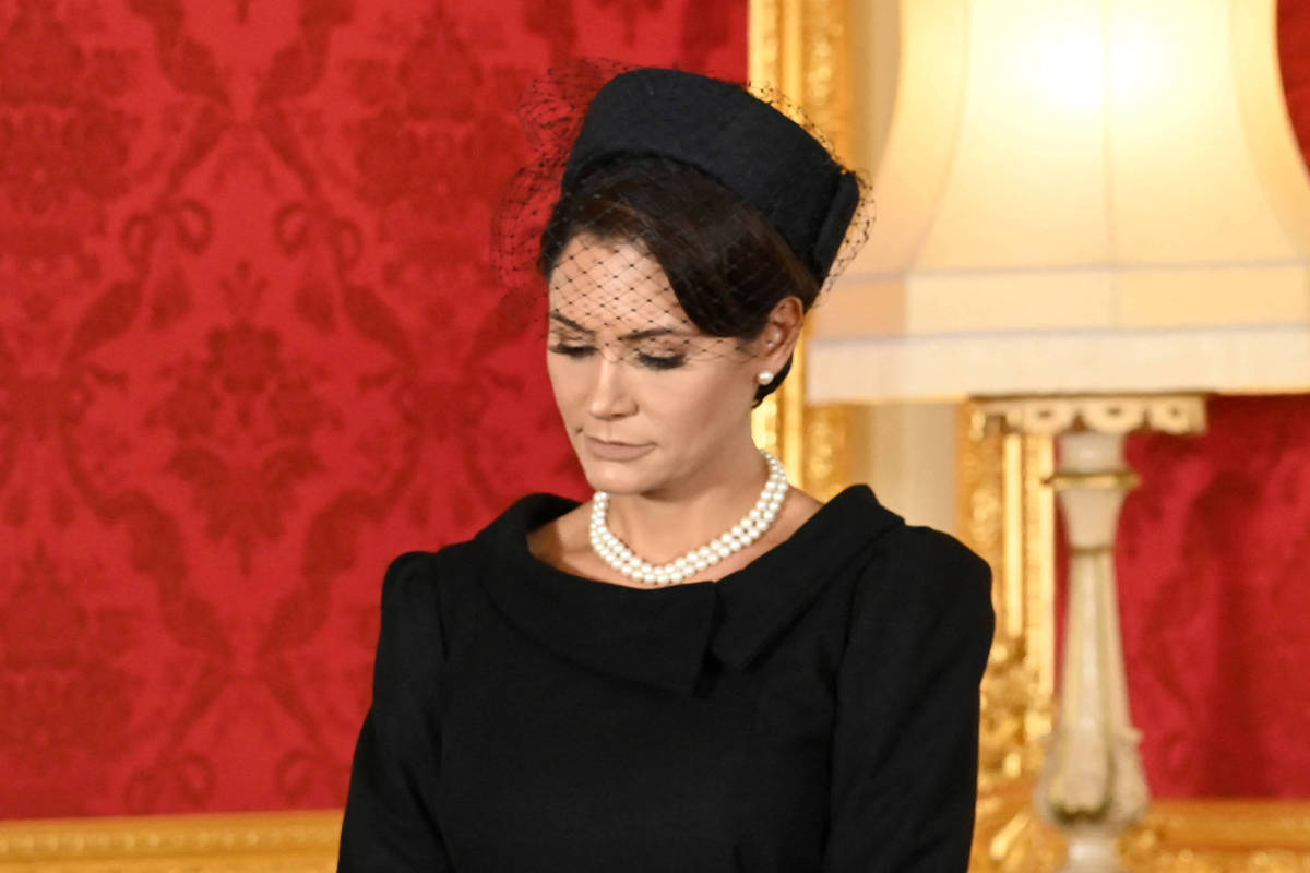 Mulher com Véu e Pérolas em Evento Solene