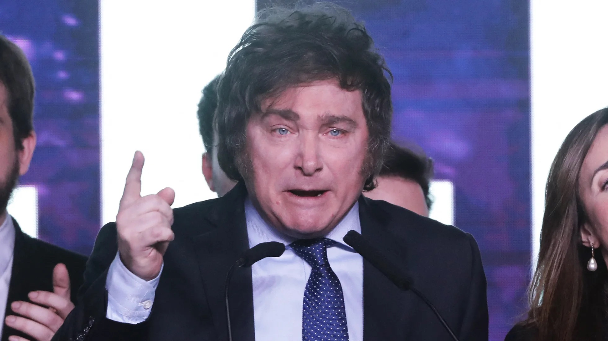 Javier Milei discursa com gesto enfático em evento político.