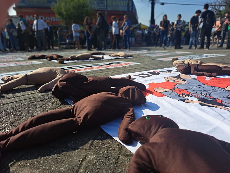 Protesto: Bonecos Representam Vítimas de Violência e Injustiça