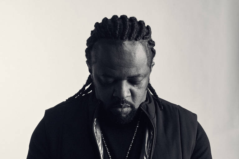 Retrato Reflexivo: Homem, Tranças, Preto e Branco