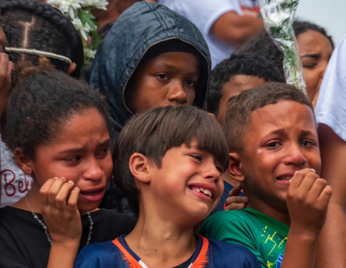 Crianças em luto e dor: Impacto social da tragédia.