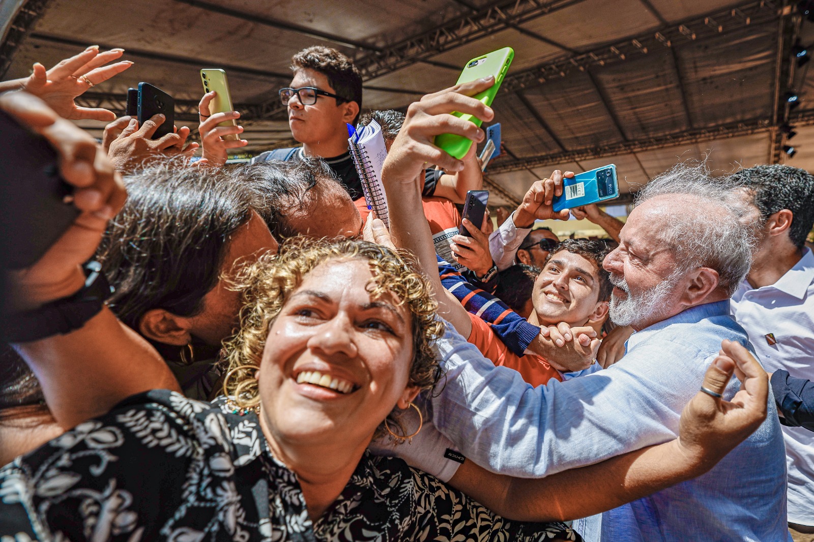 Lula e o Povo: Abraço Popular e Entusiasmo
