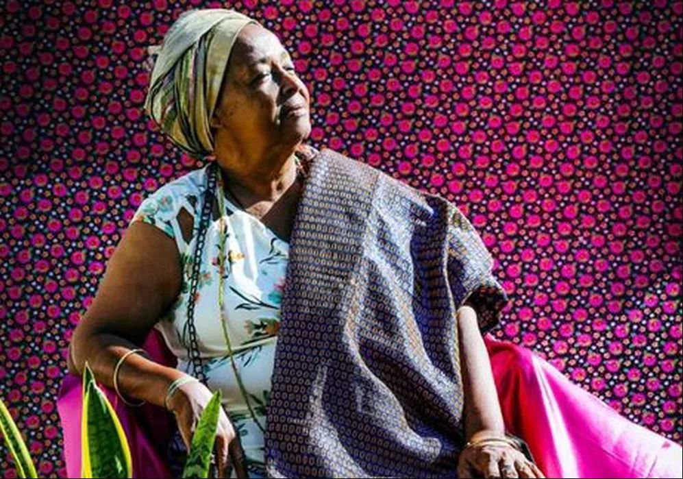 Mulher negra serena: dignidade, sabedoria e cultura