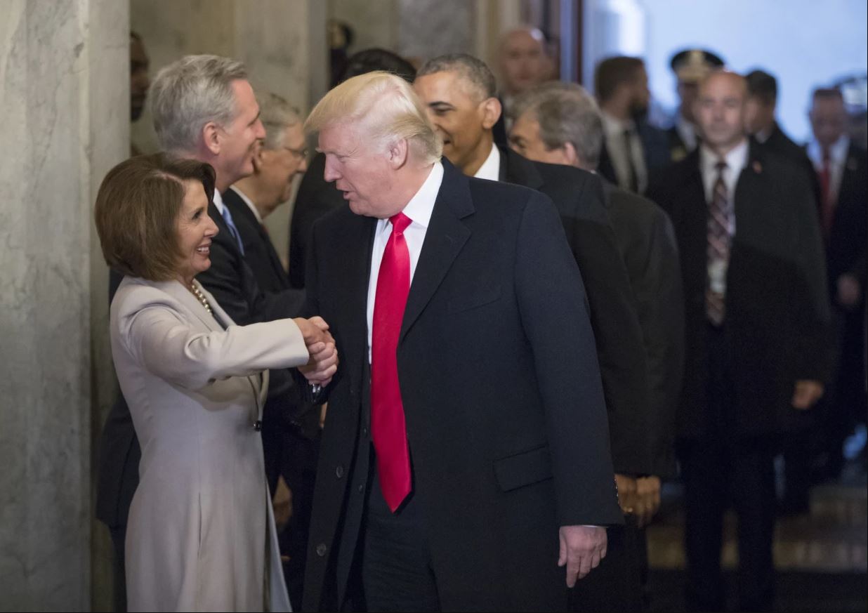 Pelosi e Trump: Aperto de Mãos Histórico em Meio a Tensão