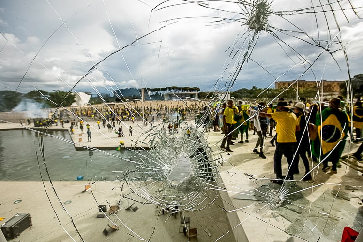 Vidro Quebrado: Protesto Antidemocrático em Brasília