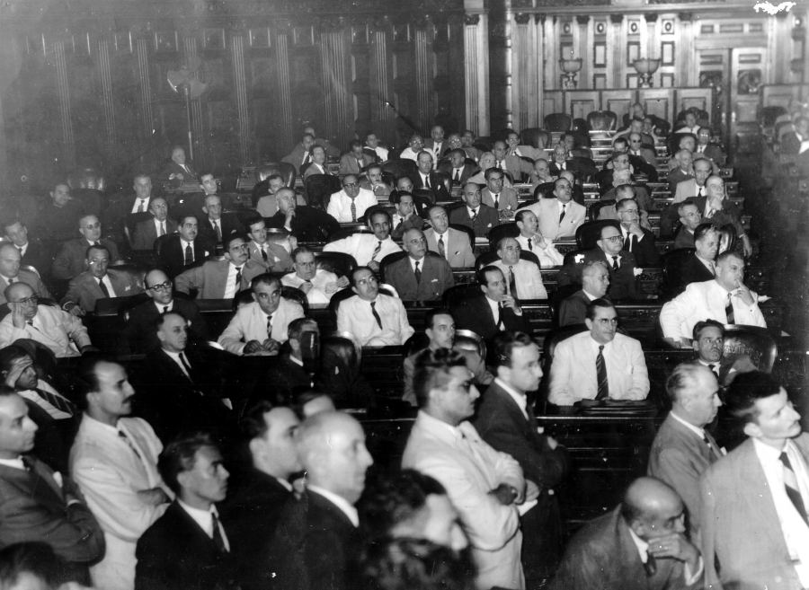 Assembleia Política: Homens em Debate Parlamentar Histórico