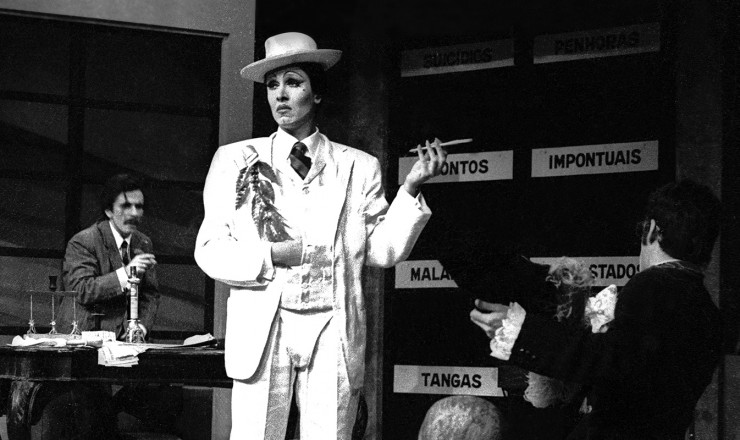 Cena Teatral: Burocracia, Destinos e Crítica Social Marcante