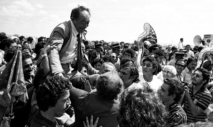 Líder nos Ombros da Multidão em Manifestação de Apoio