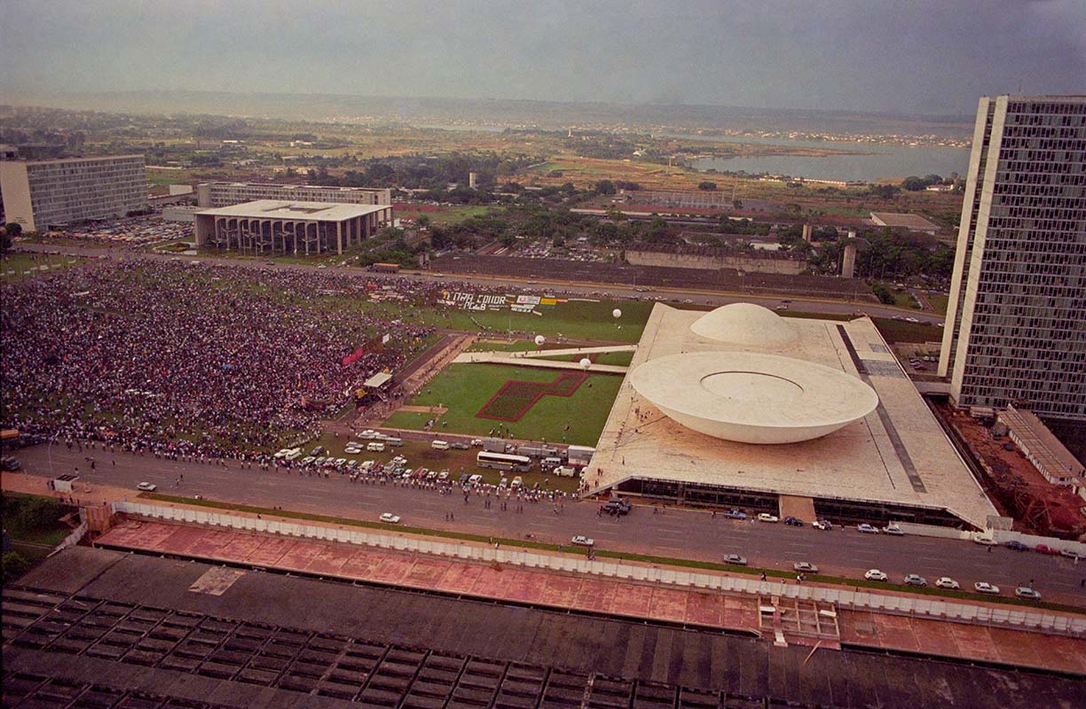 Multidão na Esplanada: Diretas Já em Brasília