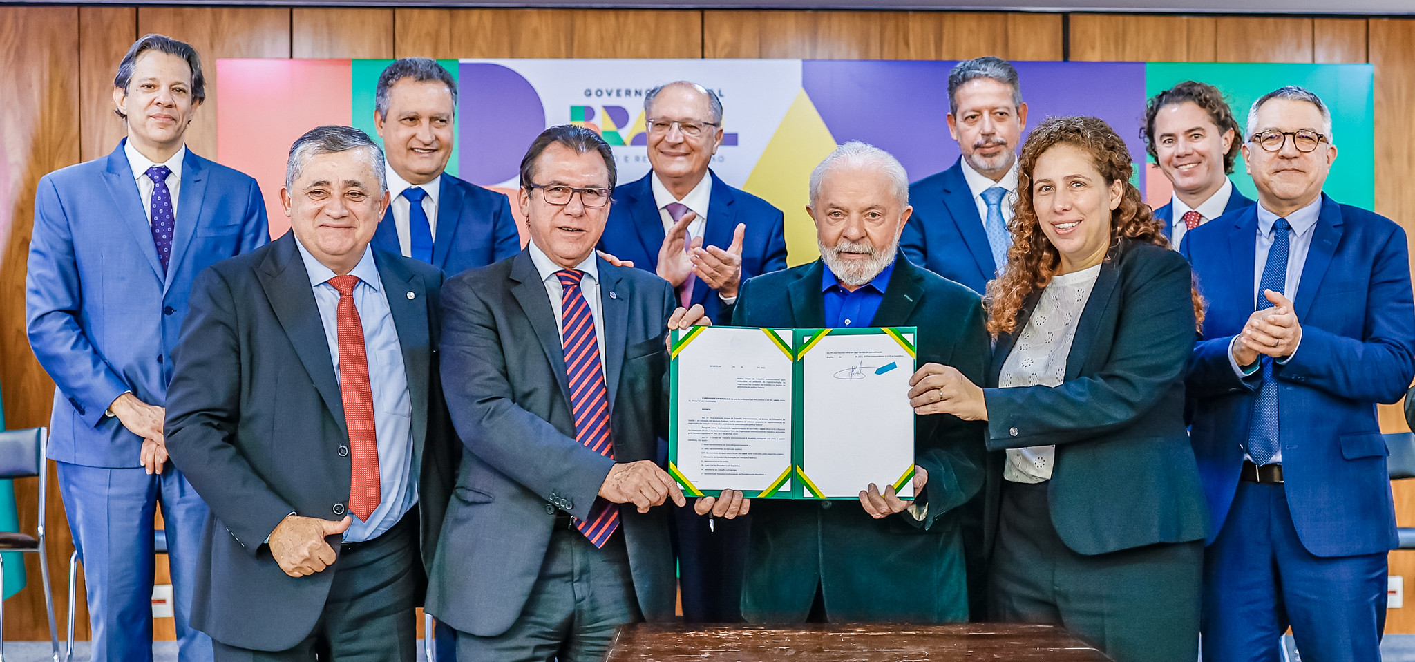 Lula e Ministros Assinam Acordo Governamental