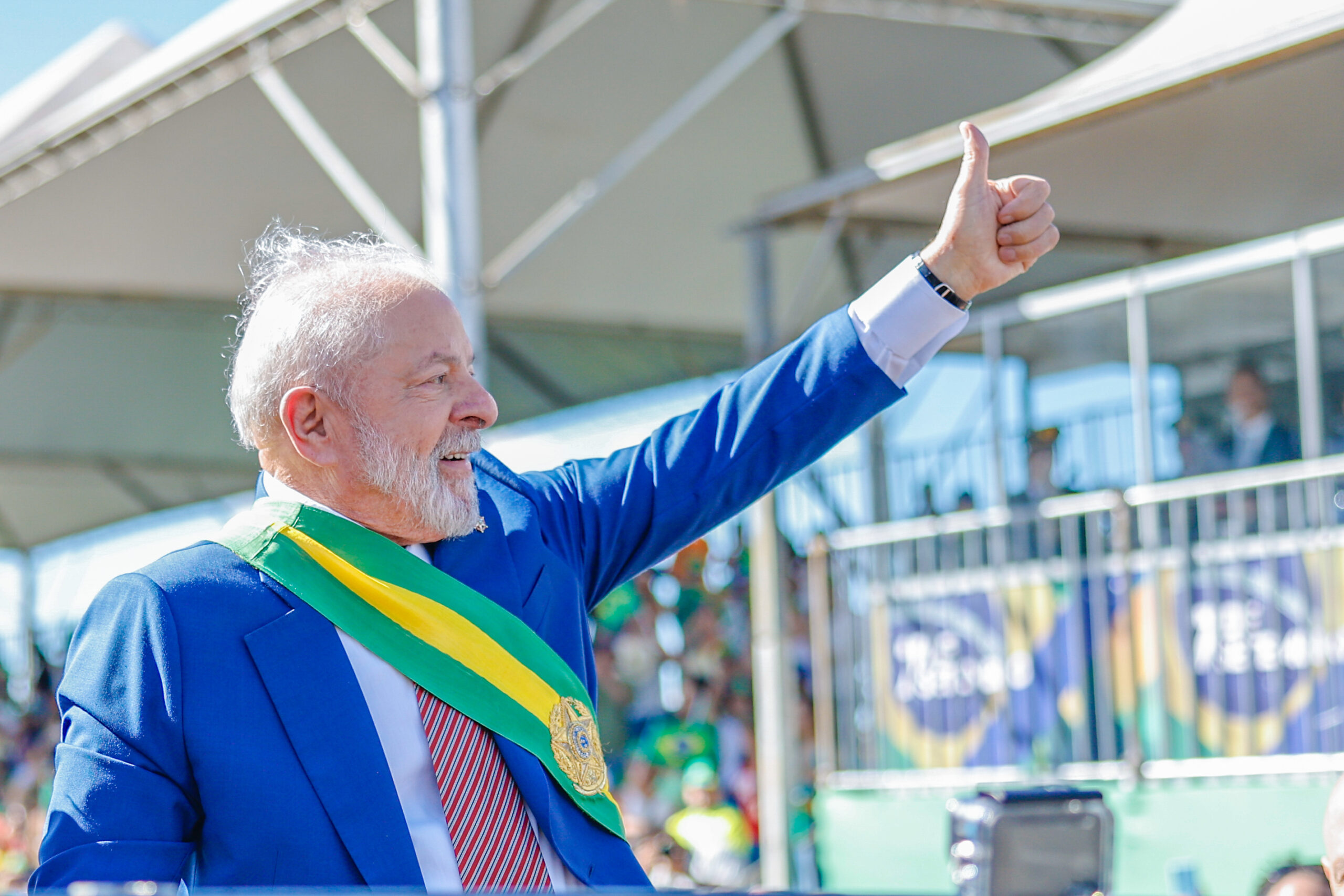 Lula sorrindo, polegar para cima, liderança e esperança