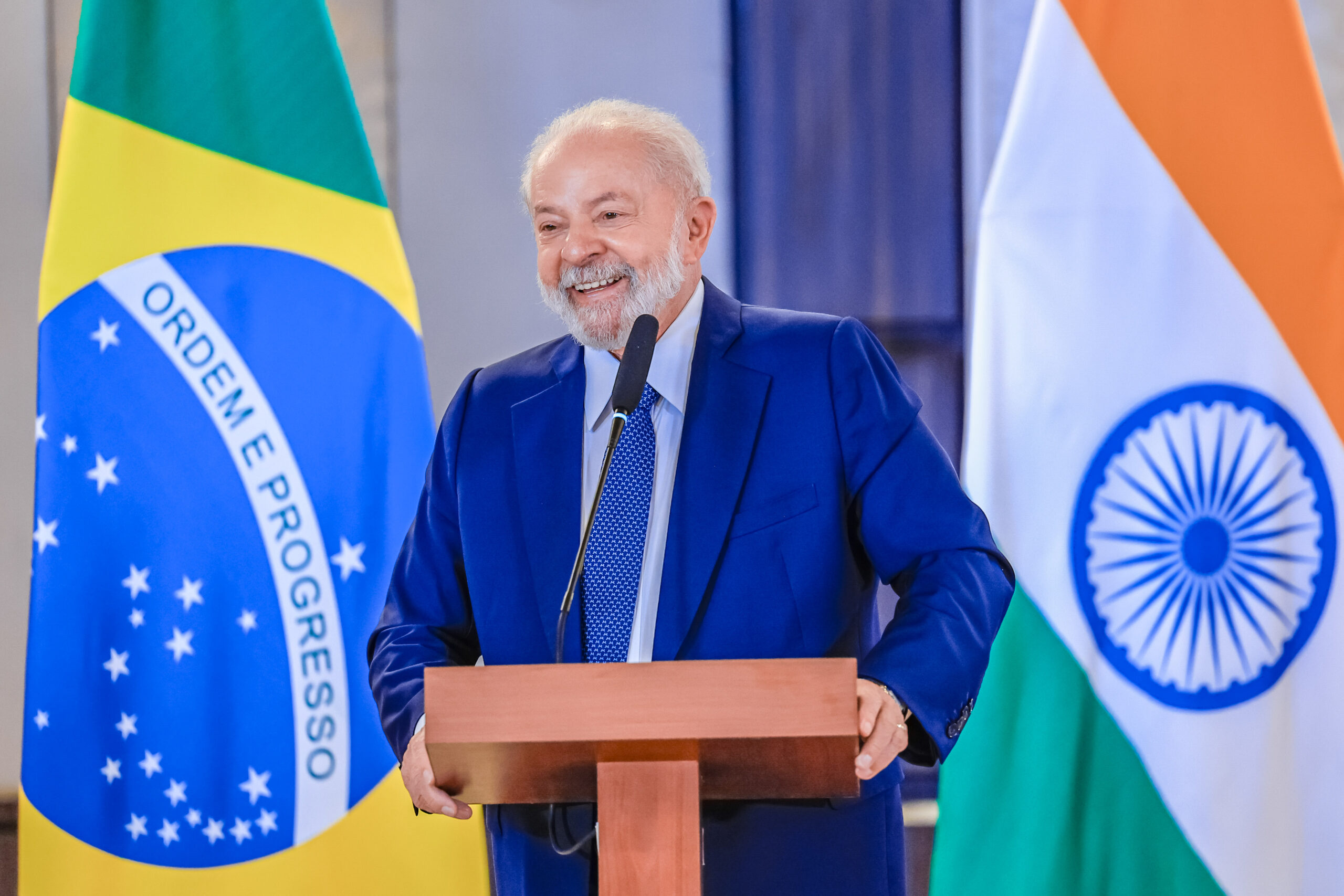 Lula sorridente em evento bilateral Brasil-Índia