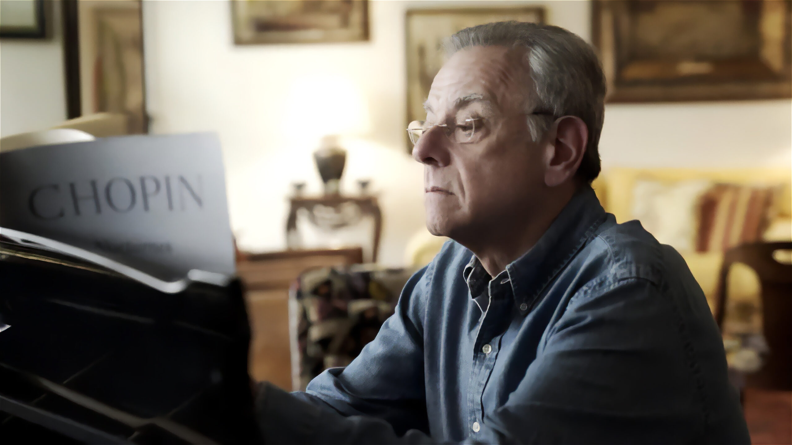 Pianista Estuda Chopin: Concentração e Arte Musical