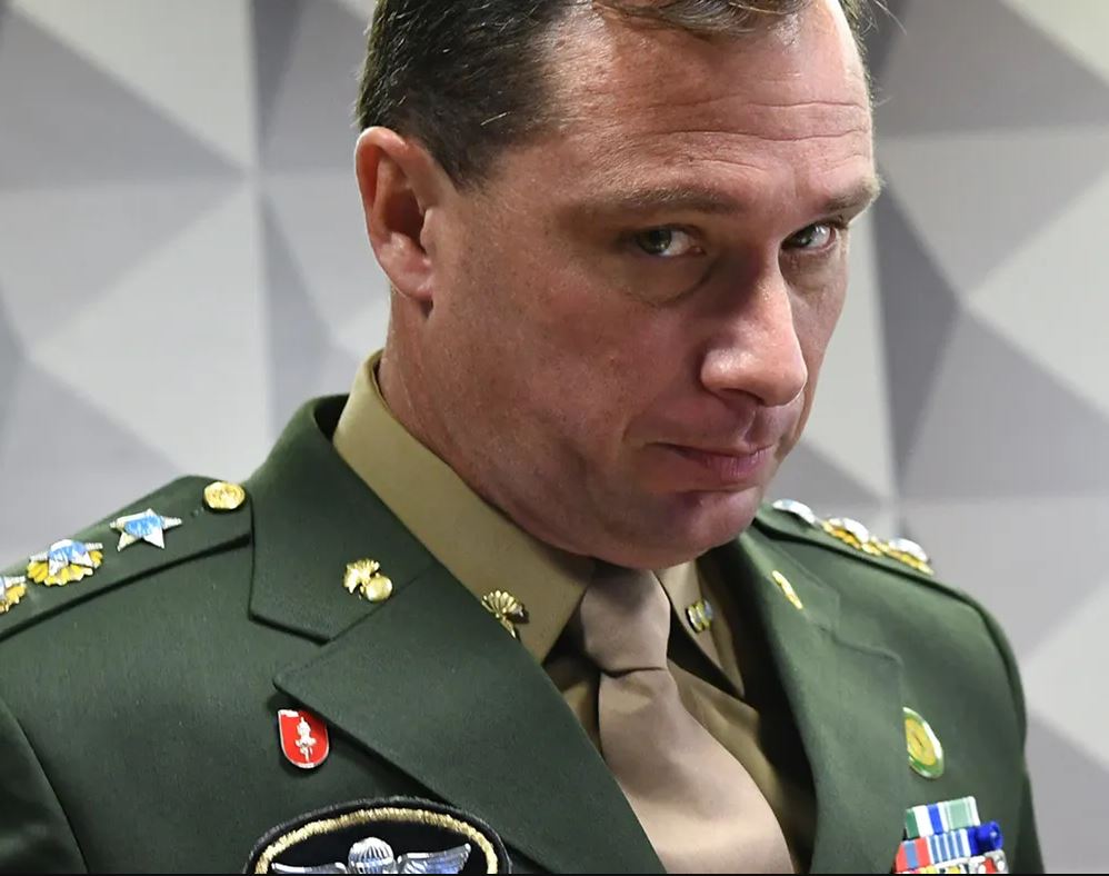 Oficial Militar Brasileiro: Autoridade e Seriedade