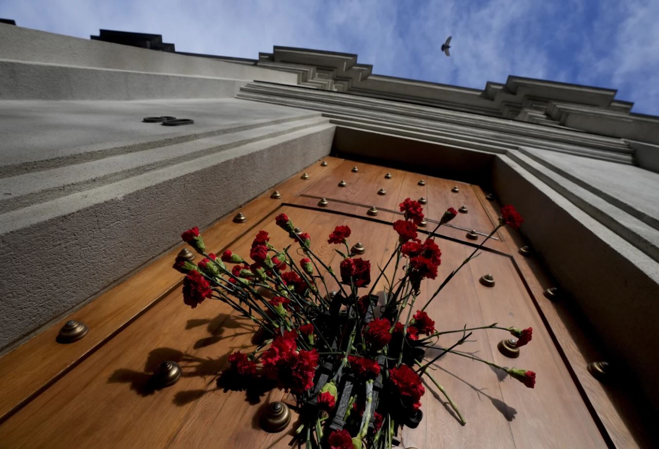 Cravos Vermelhos: Memória e Resistência em Porta Histórica