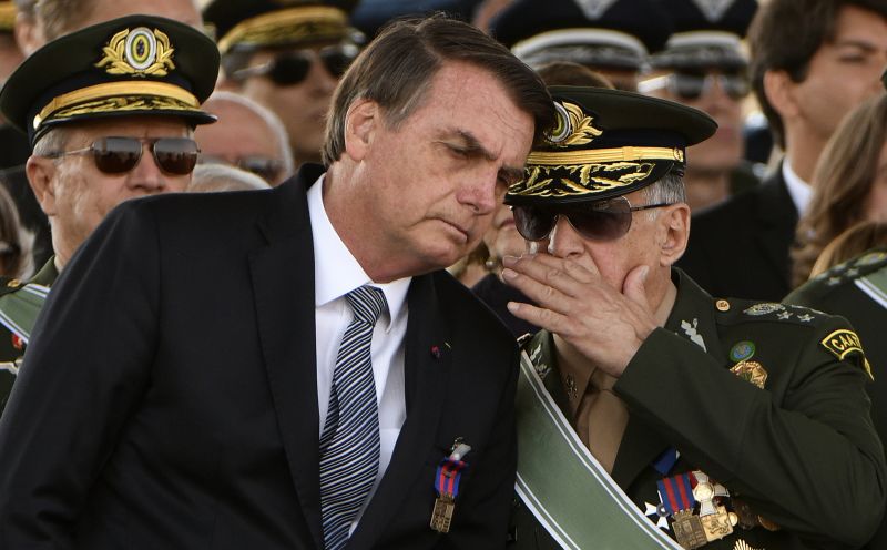 Bolsonaro e General em Diálogo Confidencial em Evento Oficial