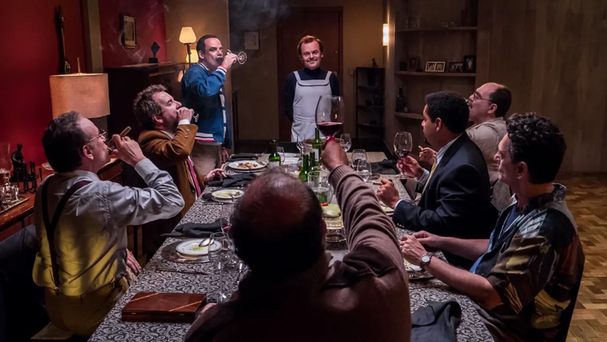 Encontro Masculino à Mesa com Vinho e Charutos