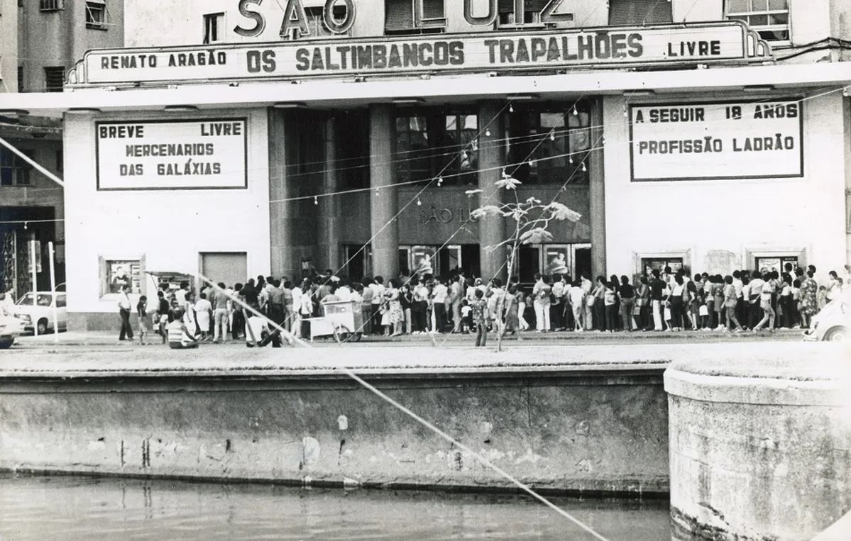 Cinema São Luiz: multidão na fila, anos 80