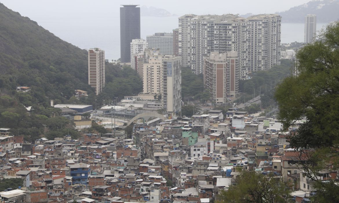 Desigualdade Urbana: Favela e Prédios em Contraste