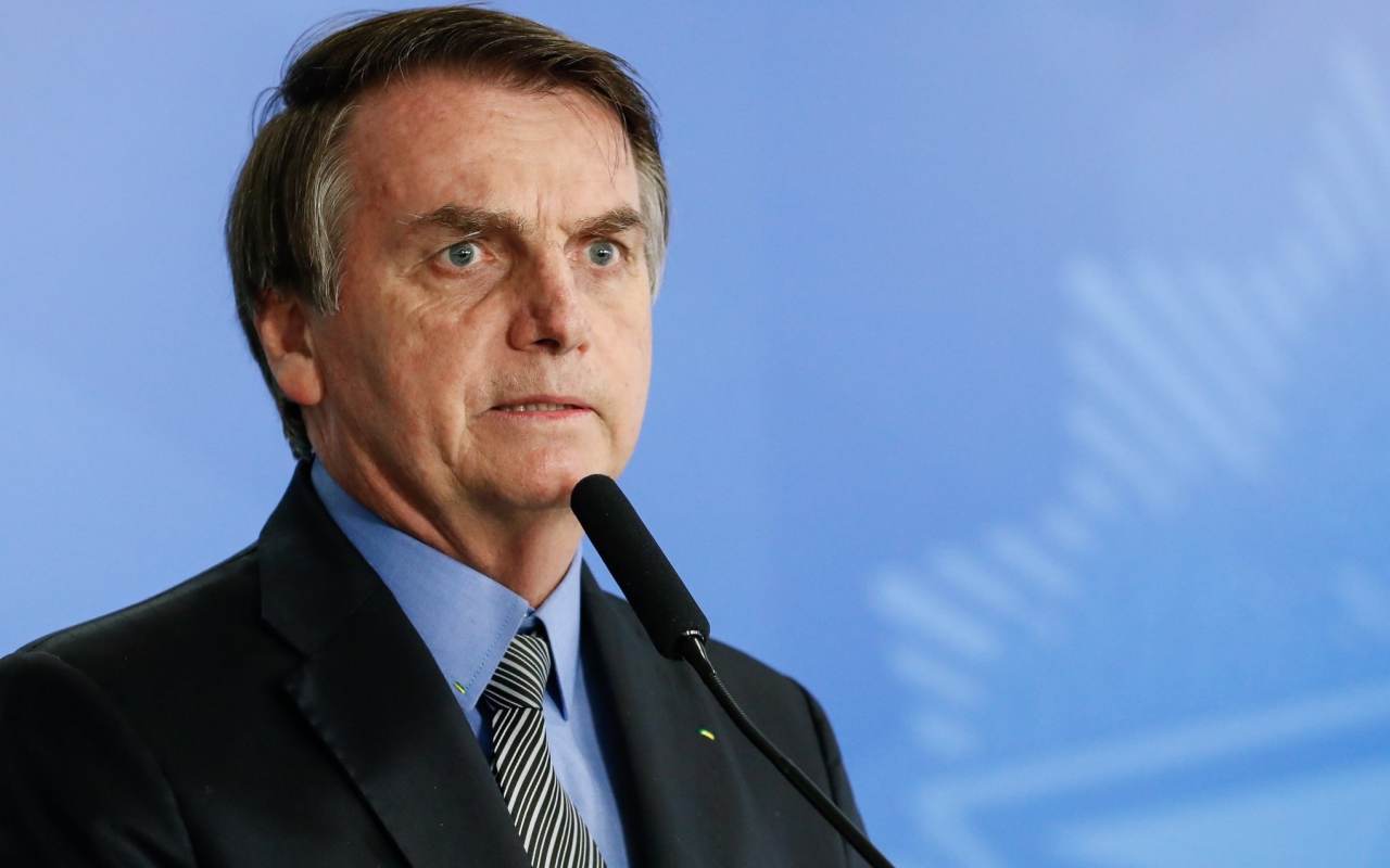 Jair Bolsonaro Discursa: Expressão Sóbria em Evento Público