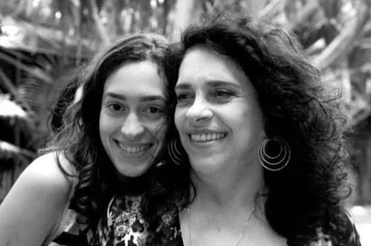 Sorrisos de Mulheres: Conexão, Afeto e Solidariedade