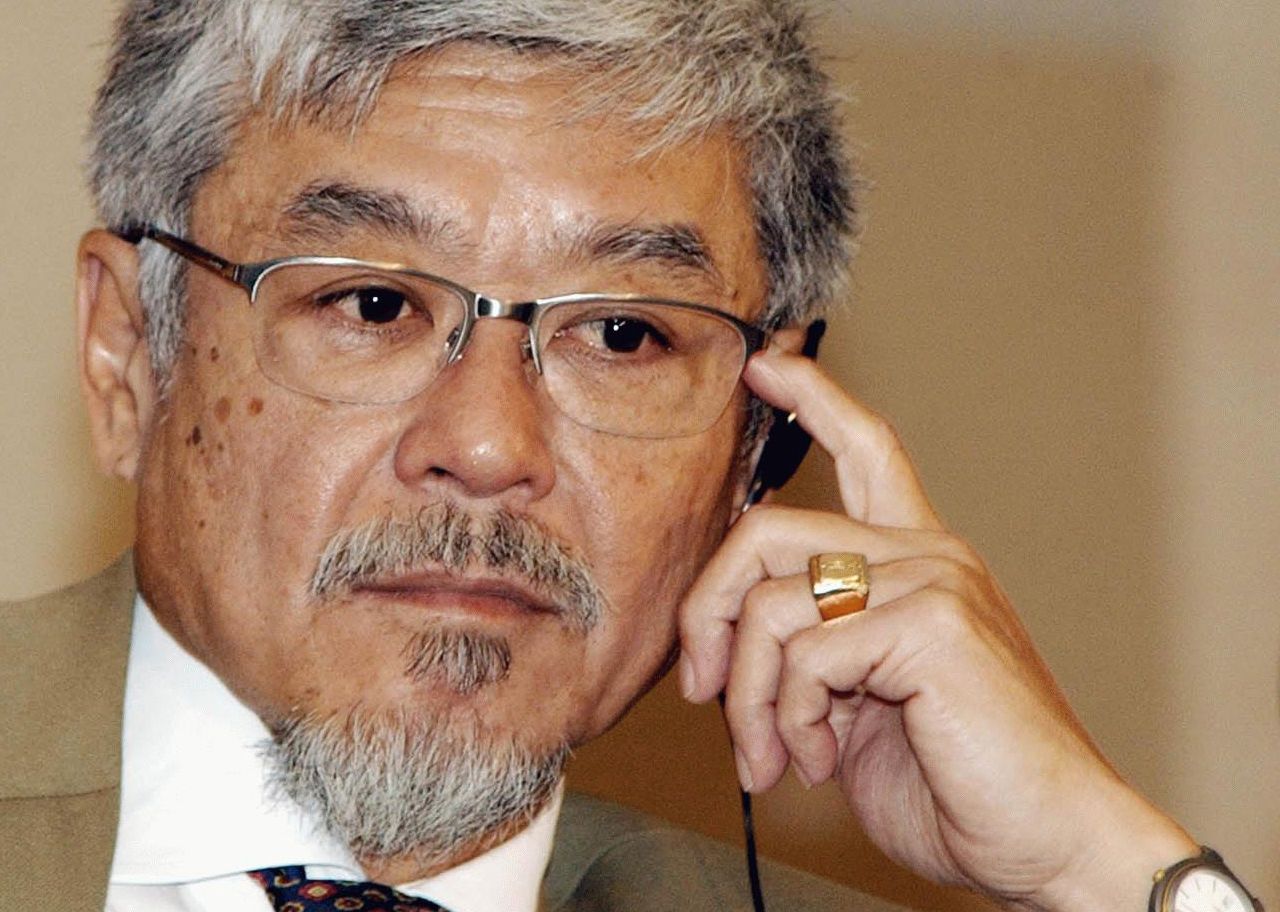 Pensador Sênior com Óculos e Headset