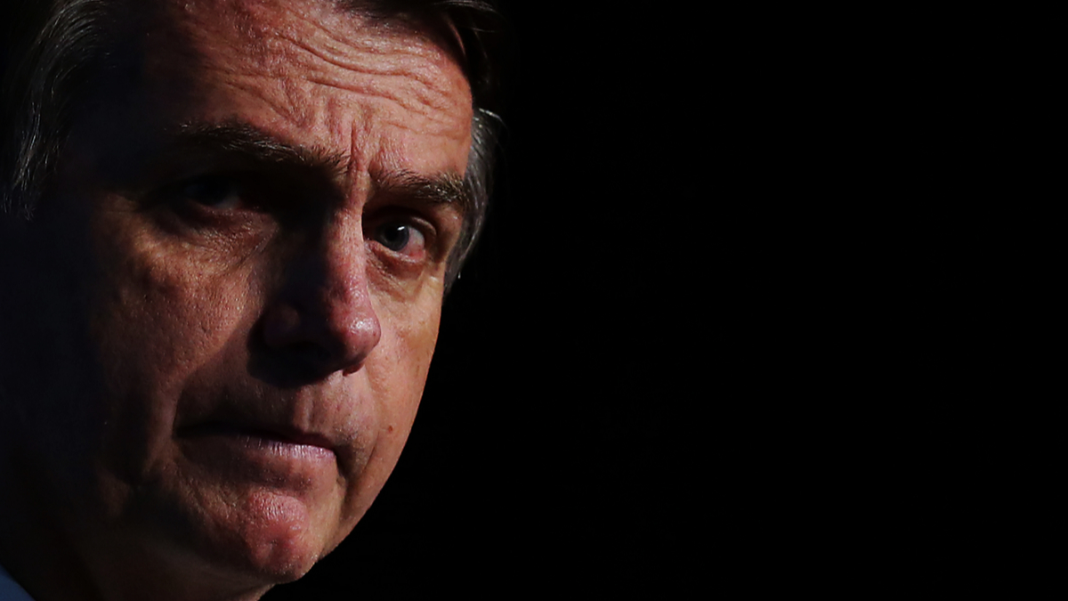 Jair Bolsonaro: Olhar Intenso e Perfil Sombrio