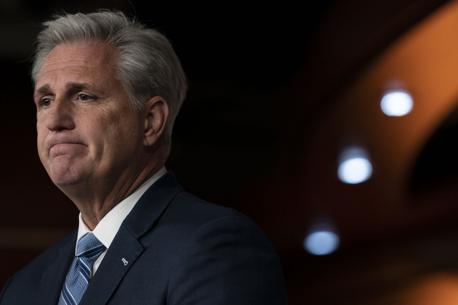 Kevin McCarthy: Seriedade e Reflexão na Política Americana