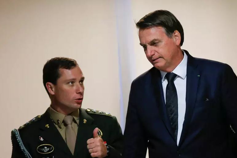 Bolsonaro e militar: Diálogo sobre política brasileira