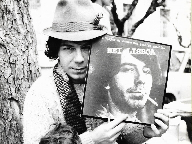 Fã com álbum Nei Lisboa: conexão musical em preto e branco