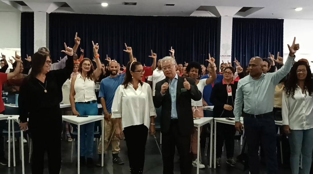 Engajamento Coletivo: Mãos Levantadas em Unidade