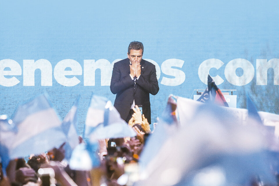 Líder político argentino emocionado em palco