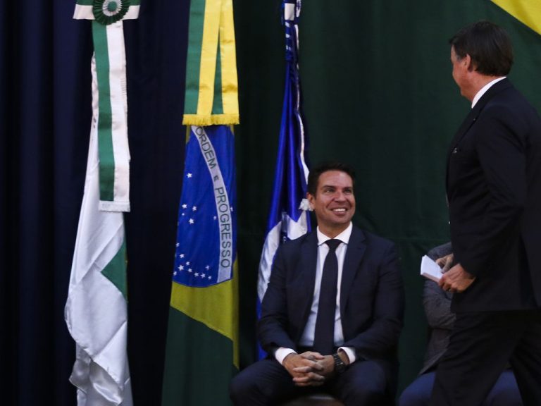Bolsonaro e Homem Sorridente em Evento Oficial