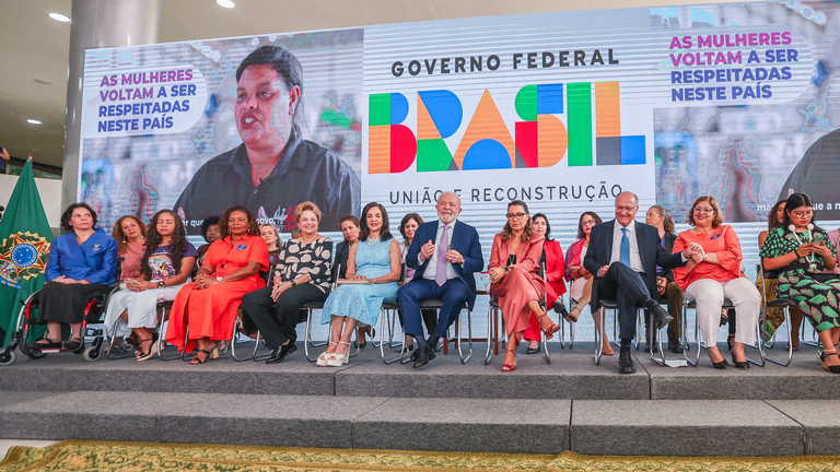 Lula e Mulheres: Respeito, União e Reconstrução do Brasil
