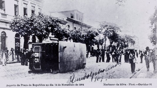 Revolta da Vacina: Bonde Virado na Praça da República, 1904