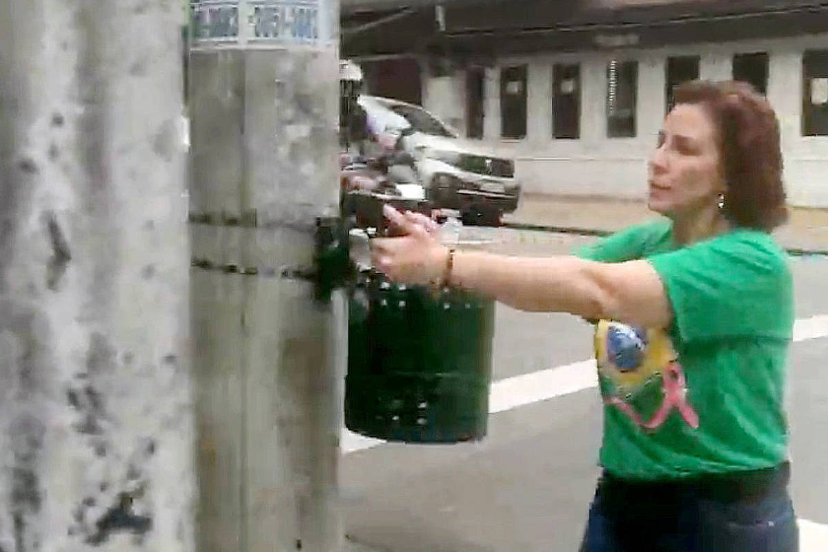 Mulher empunhando arma em via pública no Brasil