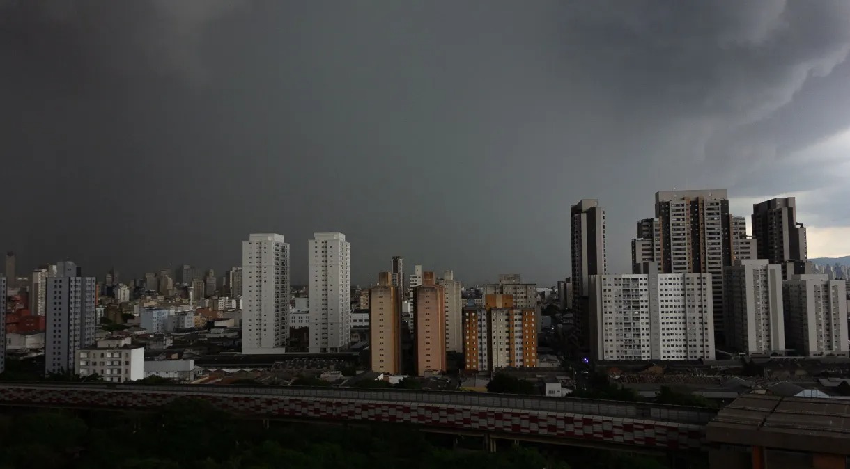 Céu nublado sobre cidade densa