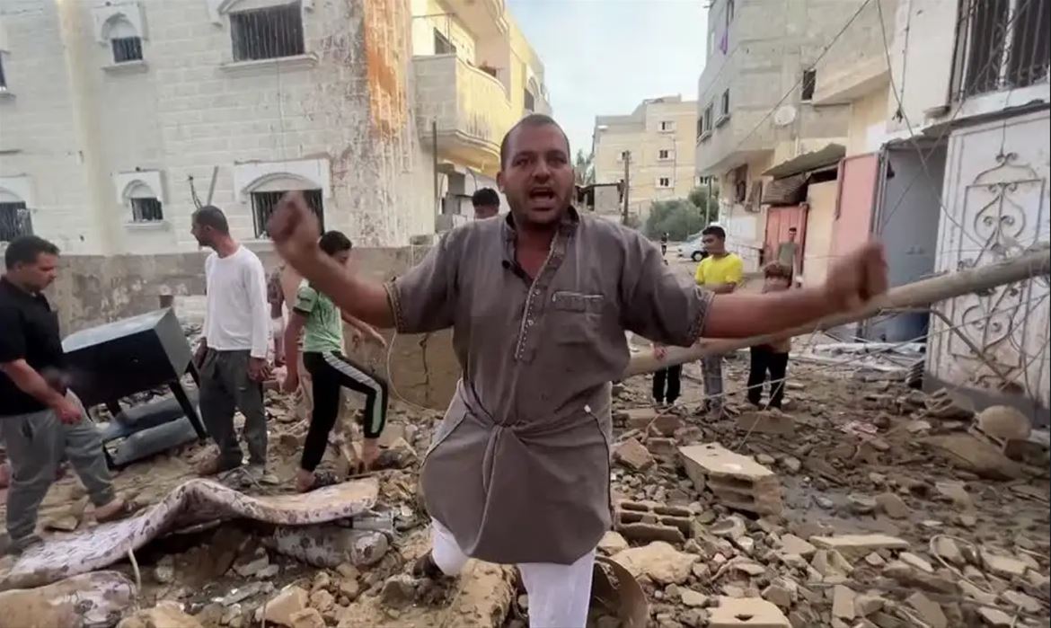 Homem Expressa Indignação em Meio à Devastação Urbana