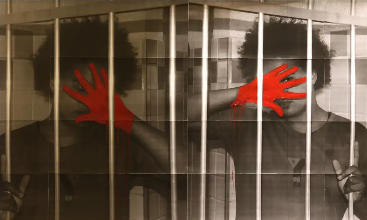 Mãos Vermelhas Atrás das Grades: Protesto e Confinamento