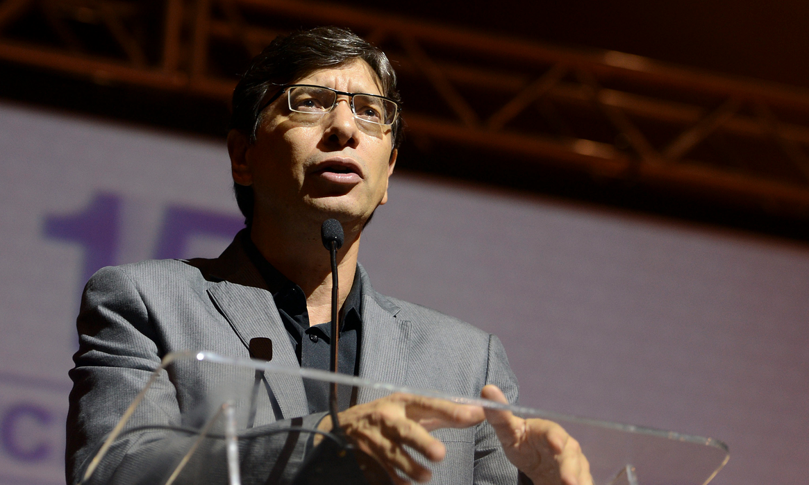 Palestrante em destaque no palco da Fundação Perseu Abramo