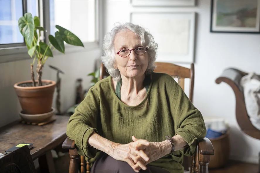 Retrato de Mulher Idosa: Sabedoria e Reflexão