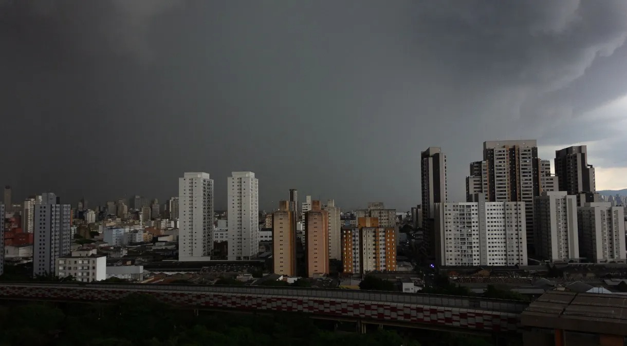 Milhões ficam sem luz em São Paulo por mais de 48h; Governo garante o Enem