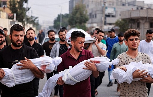 Funeral em Gaza: Homens Carregam Corpos de Vítimas.