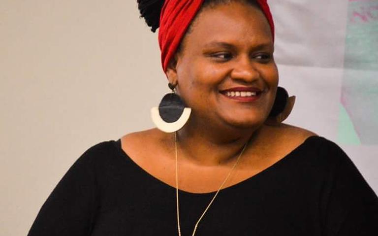 Mulher Sorridente, Turbante Vermelho e Brincos Geométricos