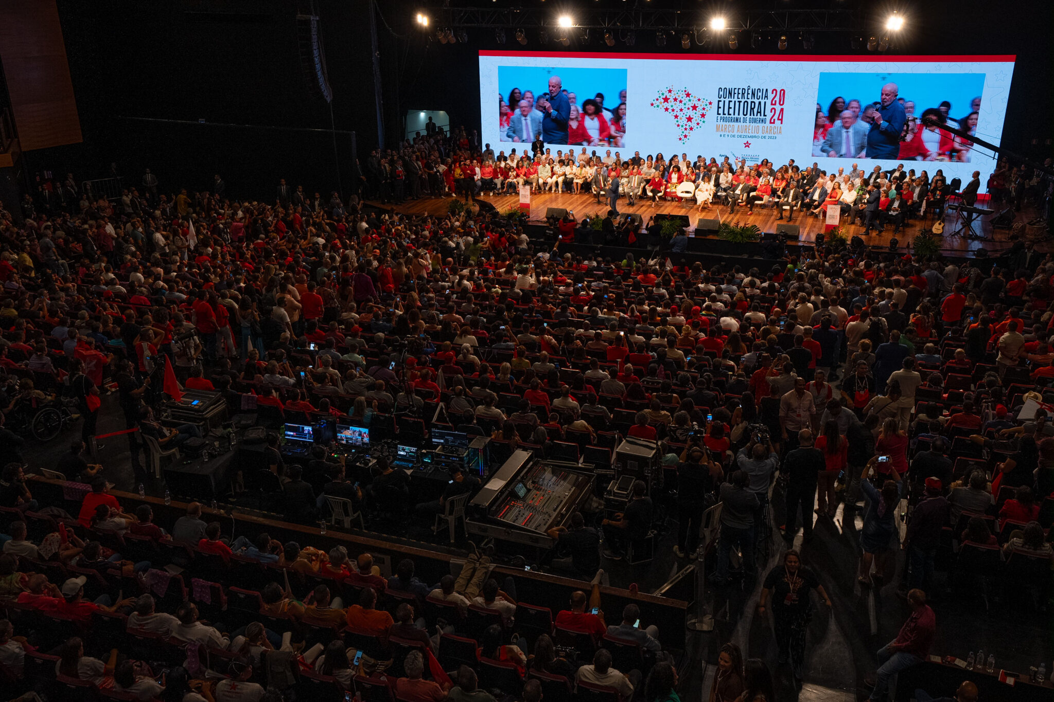 Conferência Eleitoral 2024: Audiência e Liderança em Evento Político