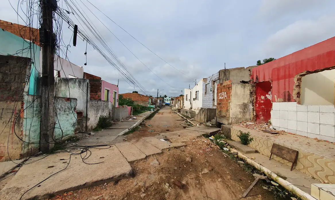Cenário de degradação urbana e abandono no Brasil