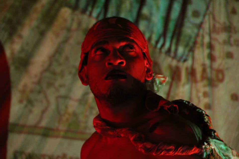 Homem sob luz vermelha: urgência e apreensão