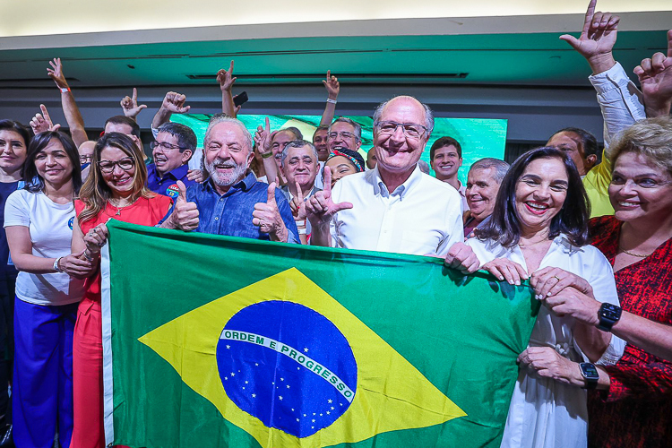 Lula, Alckmin e aliados celebram com bandeira do Brasil