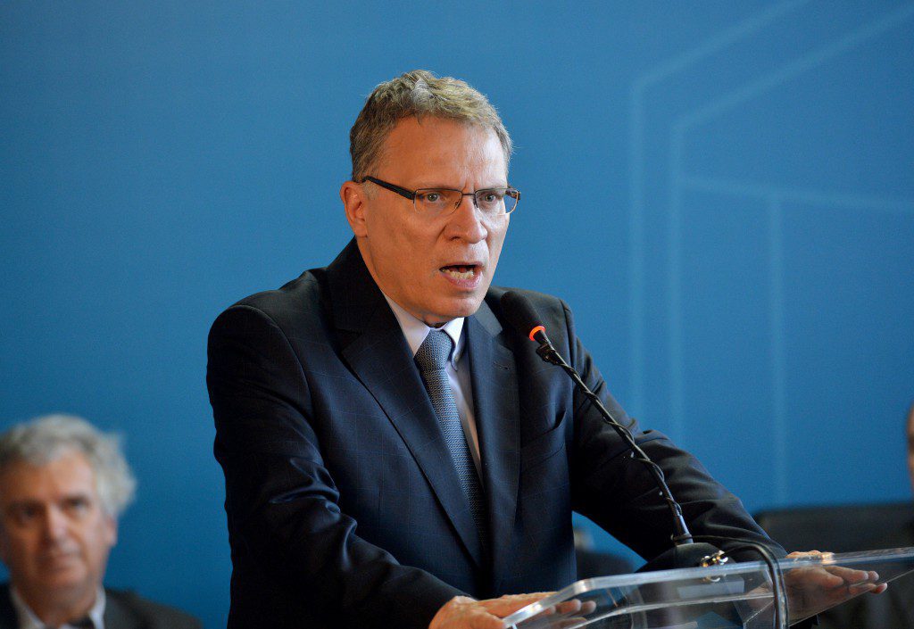 Homem de terno discursa em evento formal