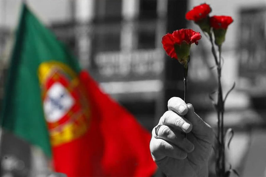 Cravos Vermelhos e Bandeira de Portugal: Símbolos do 25 de Abril